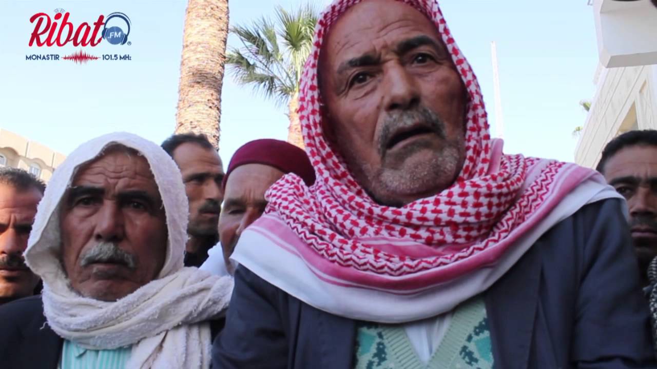 فلاحو معتمدية منزل الحياة ينفذون وقفة احتجاجية امام مقر الولاية بالمنستير