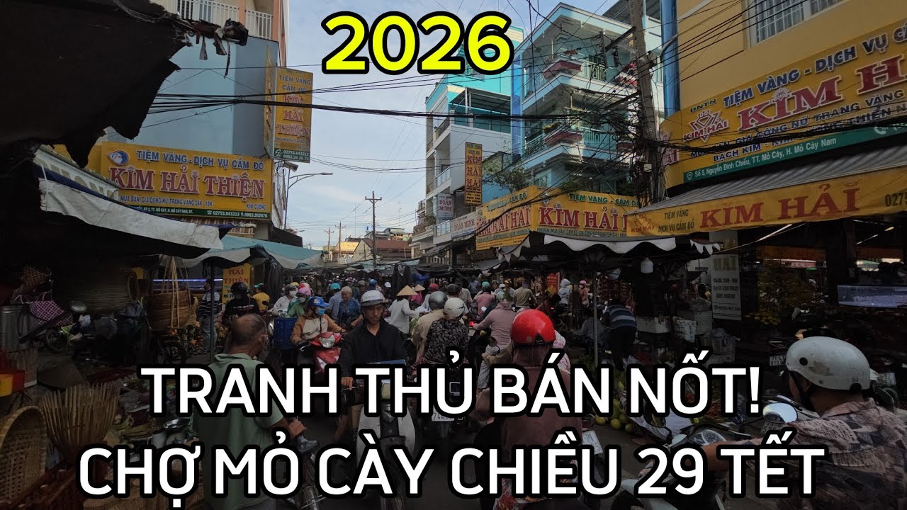 Tranh thủ xả hàng! Chợ Mỏ Cày chiều 29 Tết 