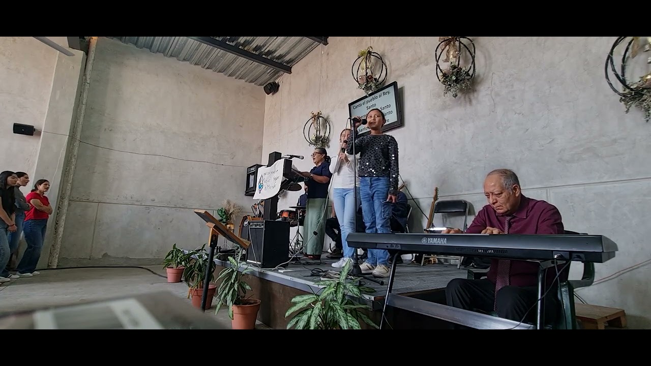 Título de los coros: Santo por Siempre y Te Alabaré 
