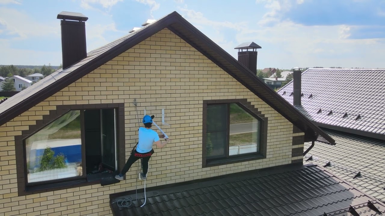 Установка (внешнего блока) кондиционера с веревок. Сбоку от окна, кранами от него.