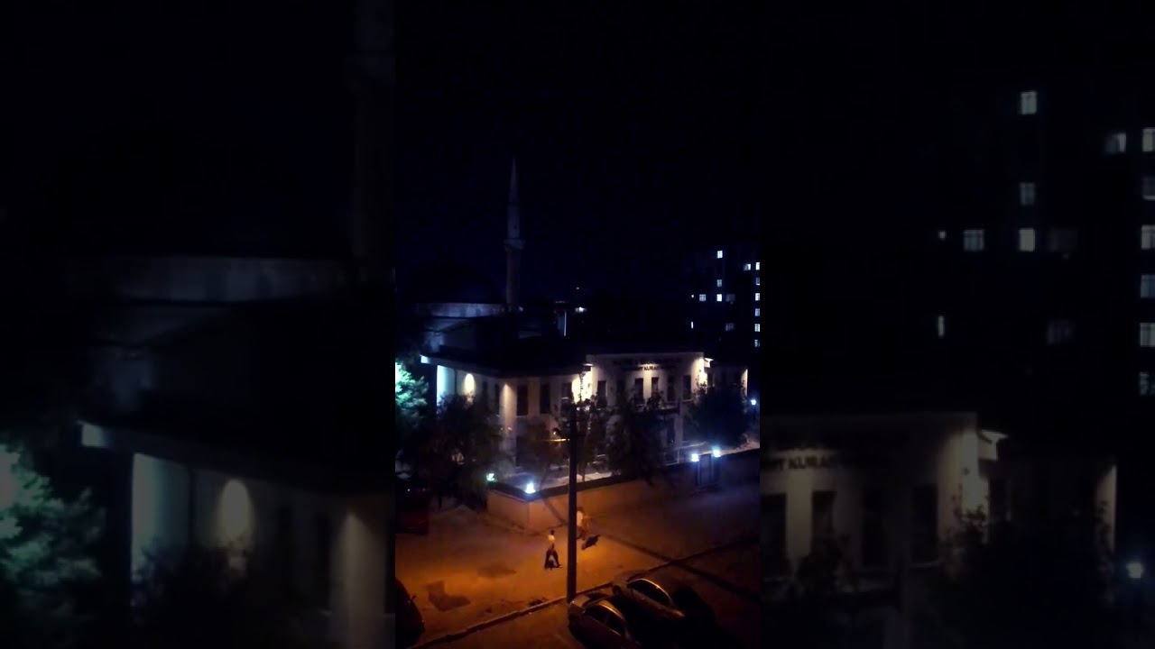 أذانHataylı depremzede Kapu Camii M&uuml;ezzini Ahmet Kuzu yine t&uuml;ylerimizi diken diken ettiأذان في تركيا