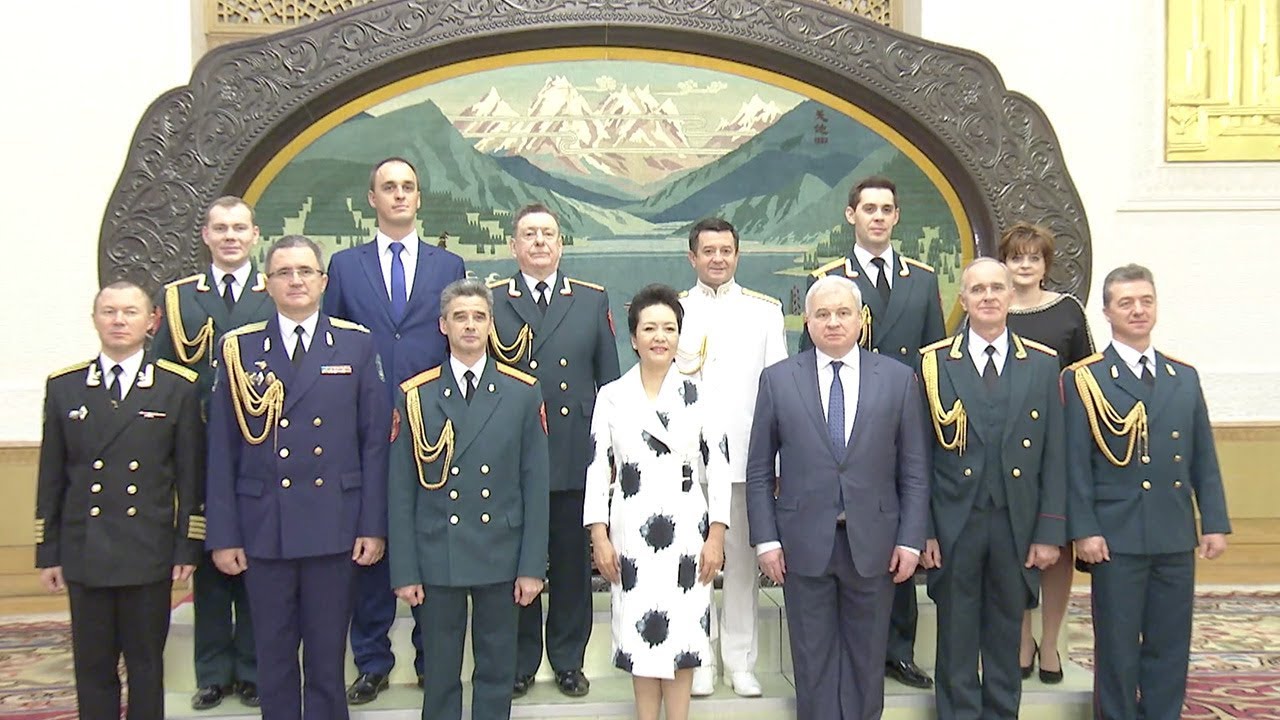 Chinese first lady Peng Liyuan met Russia's Alexandrov Ensemble