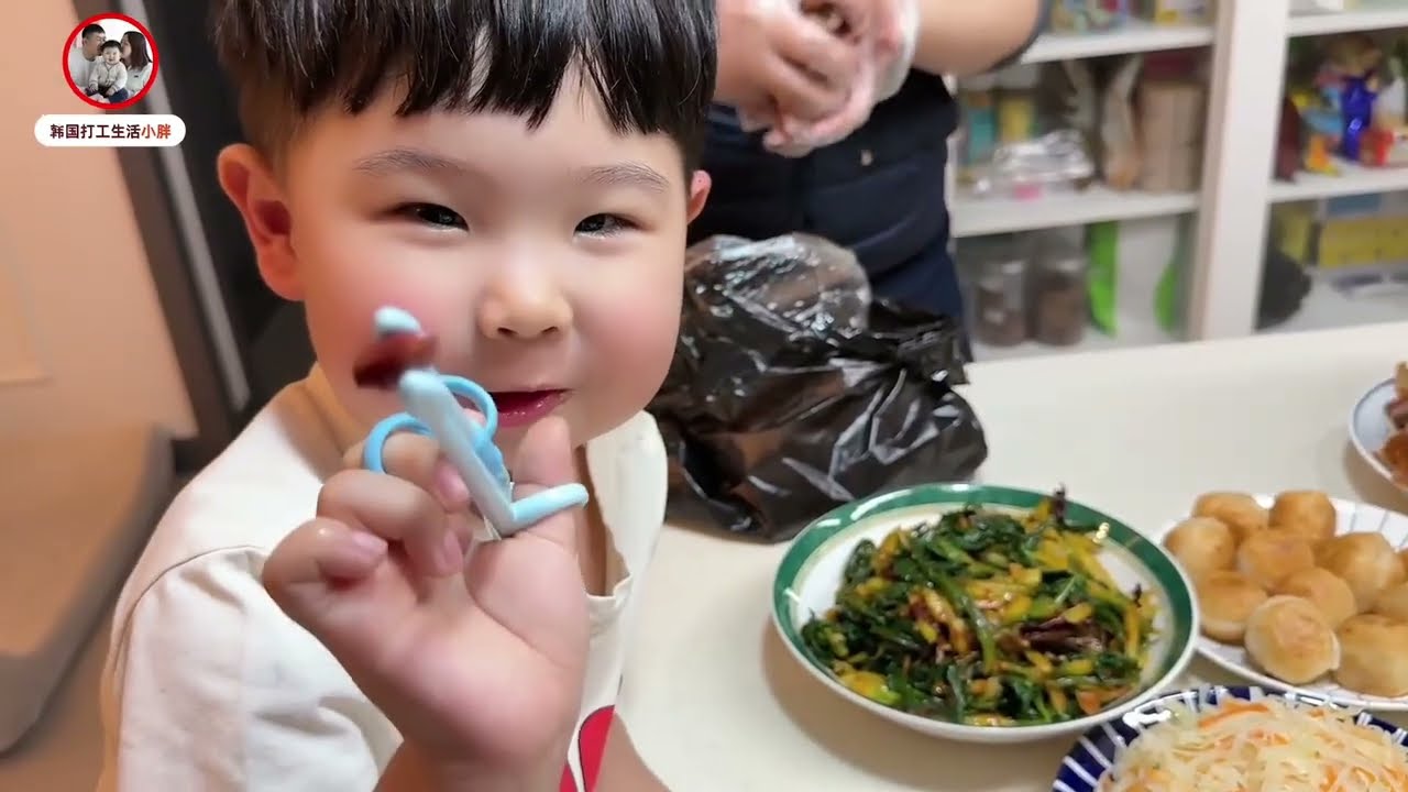 小小胖第一天上幼儿园，放学回家不太满意，丈母娘准备丰盛晚餐