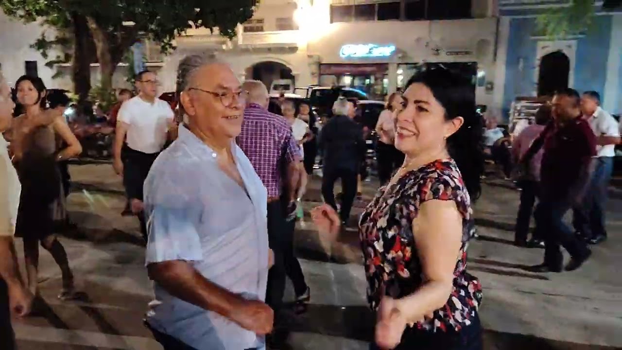 2 de septiembre 2025 - Baile en el Parque de Santiago en Mérida Yucatán. Video 3. 