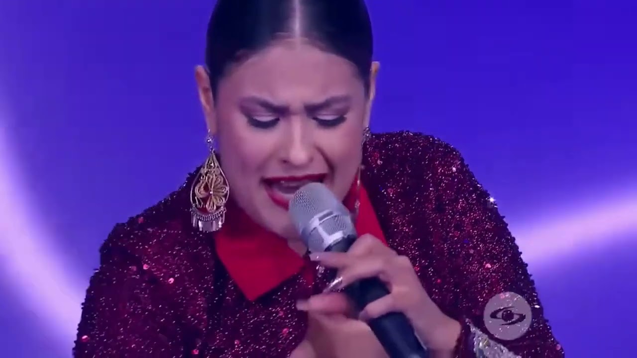 Luisa Fernanda Transmite un poderoso mensaje cantando ´Tus Maletas En la Puerta´