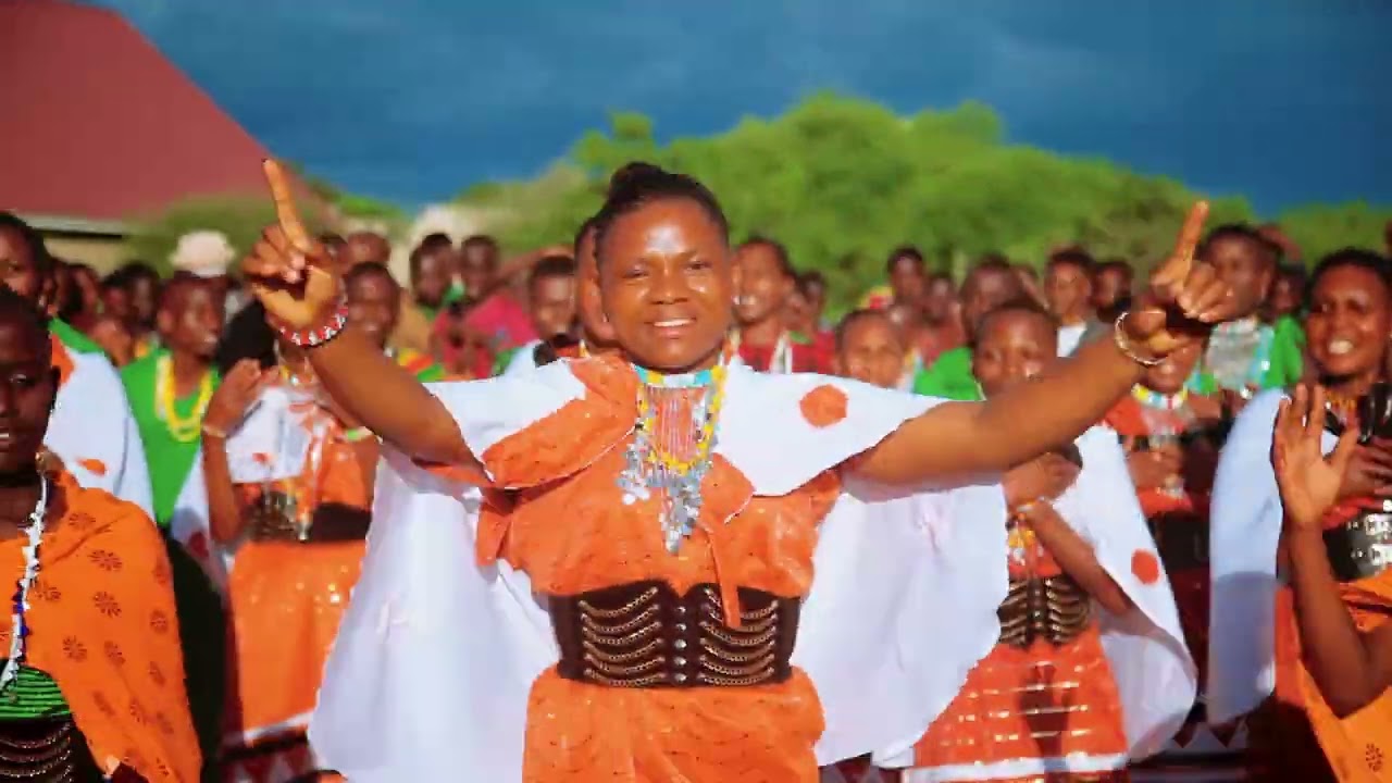 Kwaya ya ebeneza lesiraa ft paulo siria live kwenye uzinduzi longido