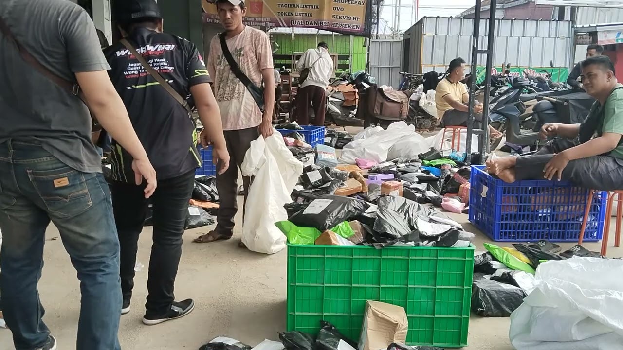 AKTIVITAS KURIR DI PAGI HARI. 
