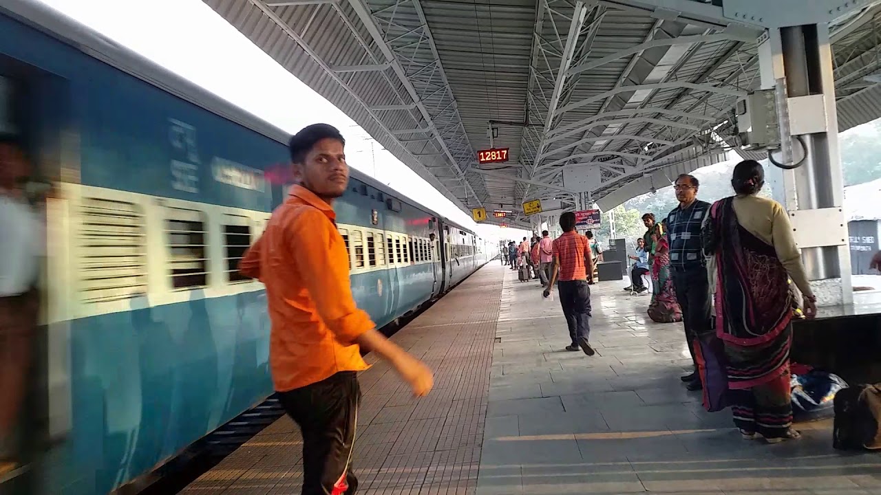 12817/Jharkhand Swarna Jayanti Express (via Gomoh) entering BKSC/Bokaro Steel City