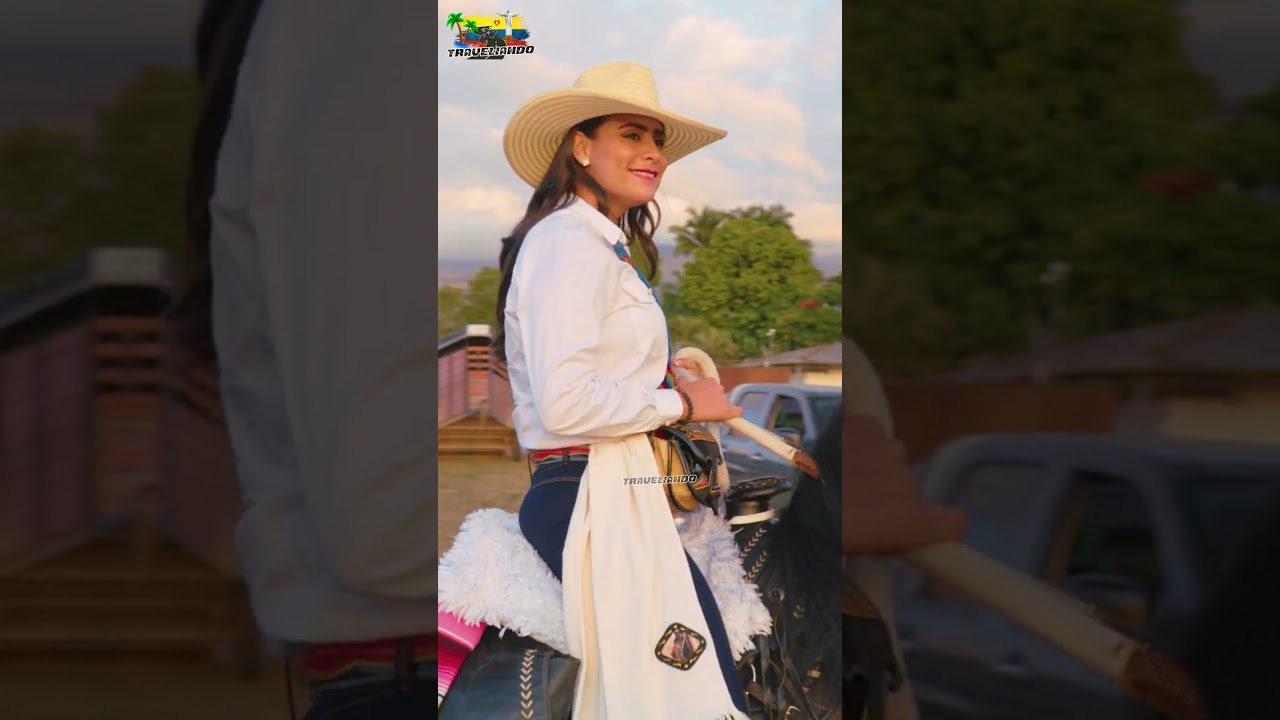 Hermosas Mujeres Cabalgando en Colombia 