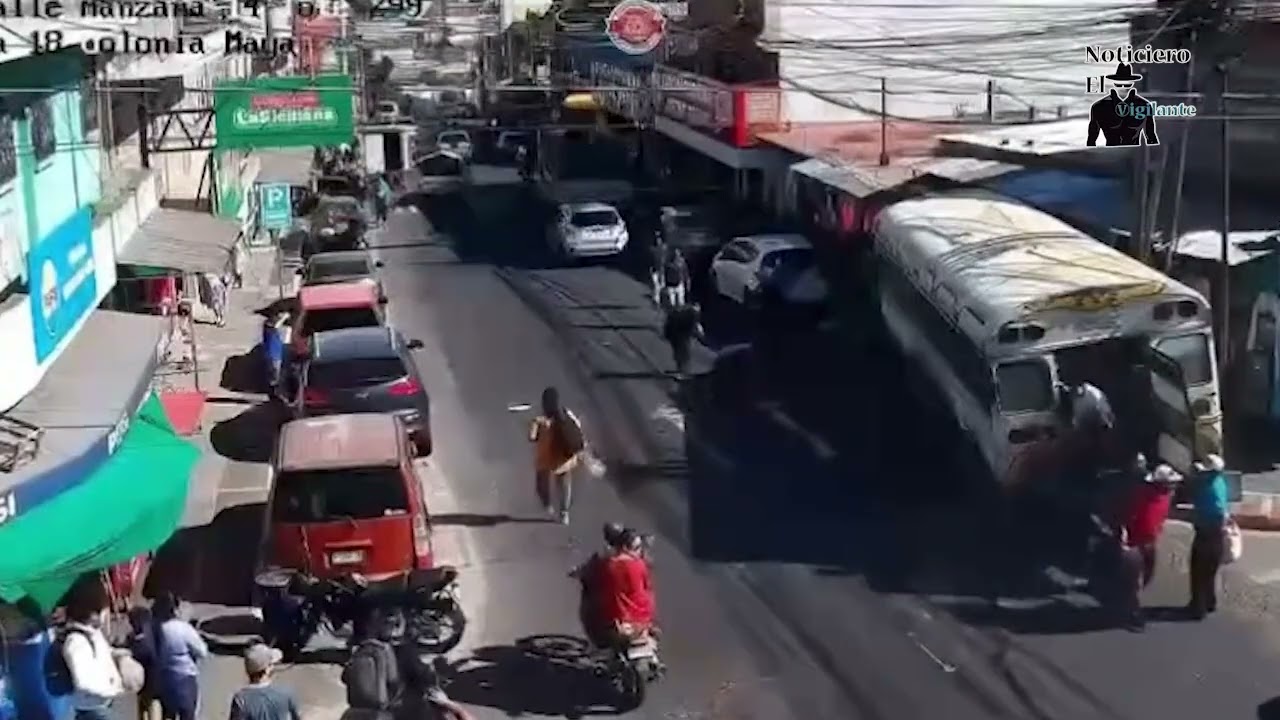 Video cuando bus extra urbano se empotra en una tienda