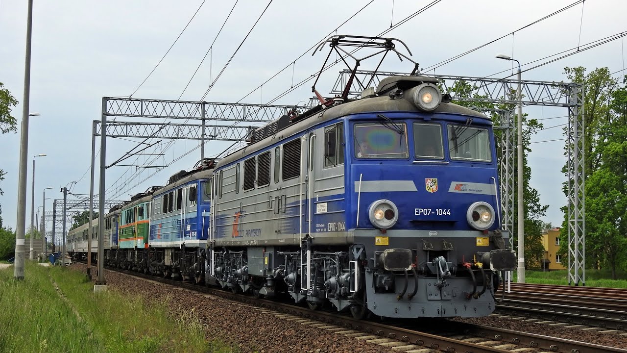 EP07-1044 + EP07-401 + EP07-376 + EP07-1046 do Gdyni i 3 wagony 111A 2 klasy do Pesy Bydgoszcz.