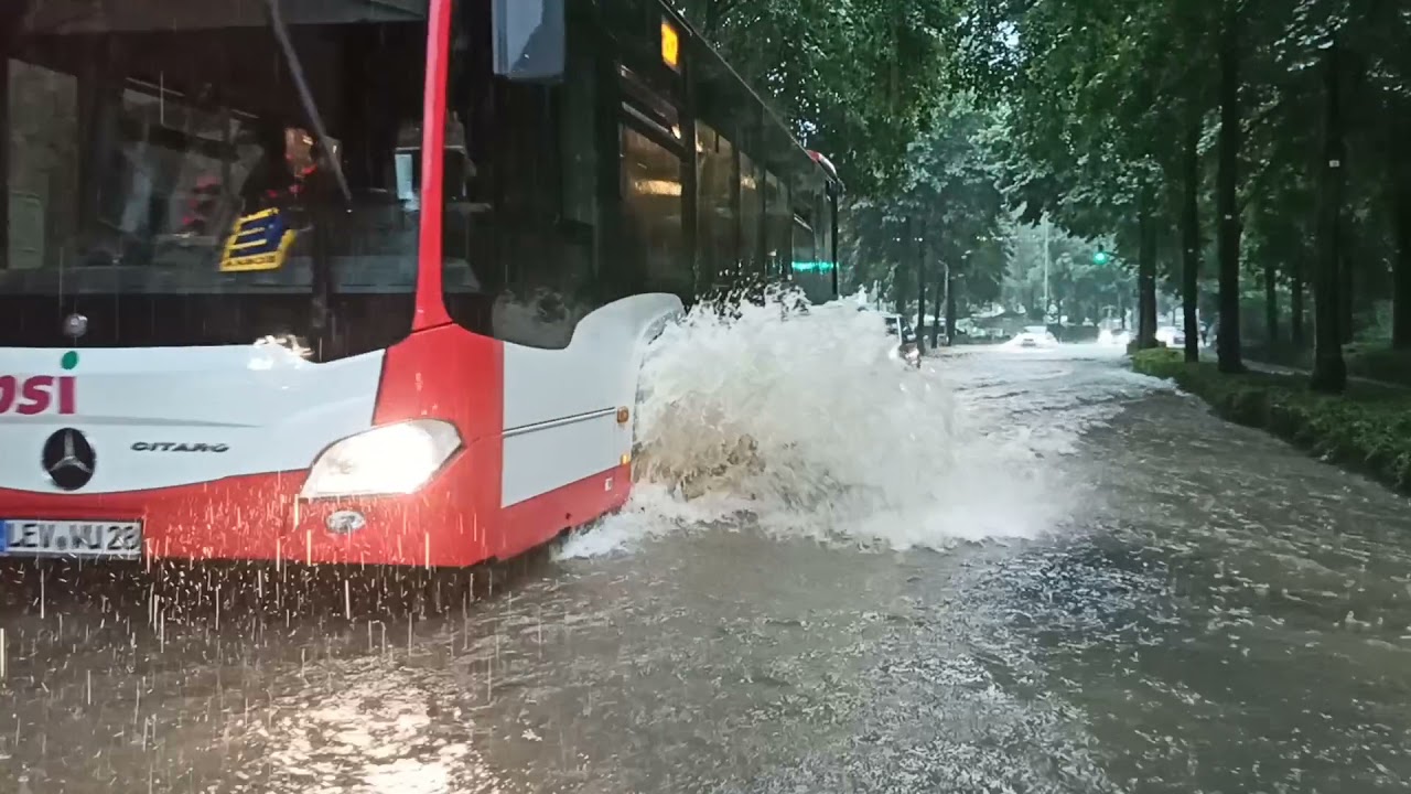 Land unter in Leverkusen Schlebusch, aus dem Bus gefilmt.