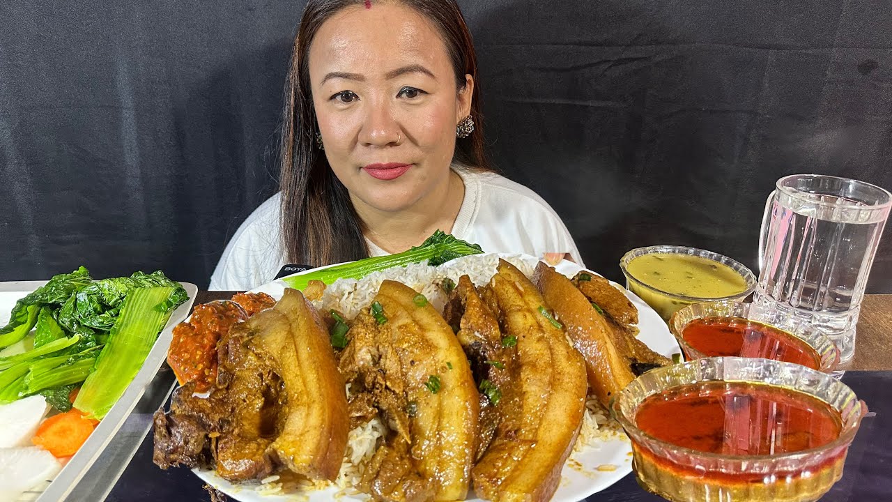 BIG BRAISED PORK MEAT ,🥵SPICY PORK GRAVY WITH RAYO KO SAGG AND KALO DALL|| Rubi Rai Mukbang