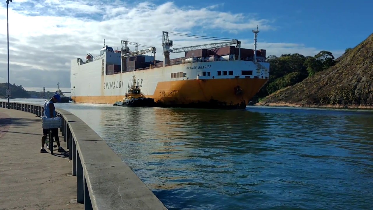 Navio chegando ao porto de Capuaba em Vila Velha ES. De Vitória ES.
