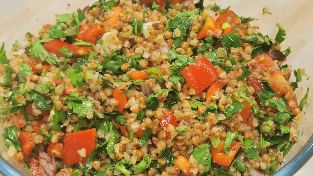 Salat mit Buchweizen, Gemüse und vielen Kräutern! Rezept mit Buchweizen