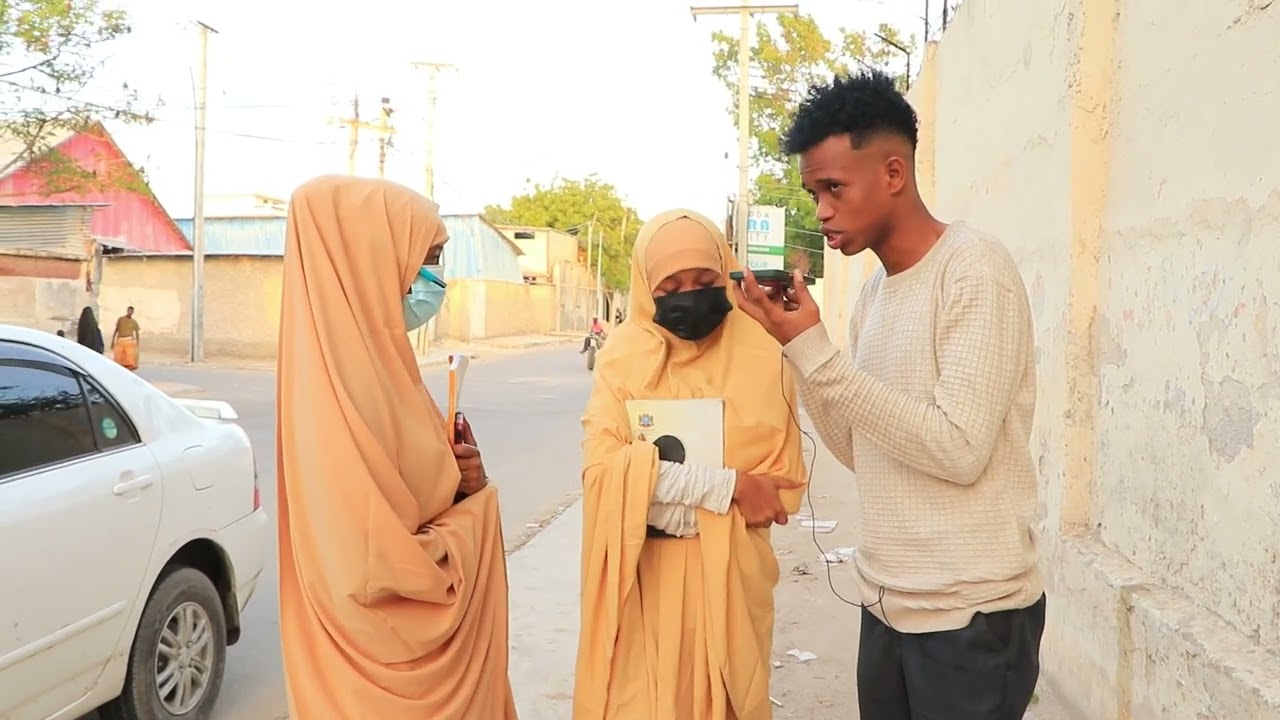 Labo Gabdhod o isku fasal ah aya lo tijabiyey Kaba Galaskodii o ey wada jeclayen lkn waxey kala kul.