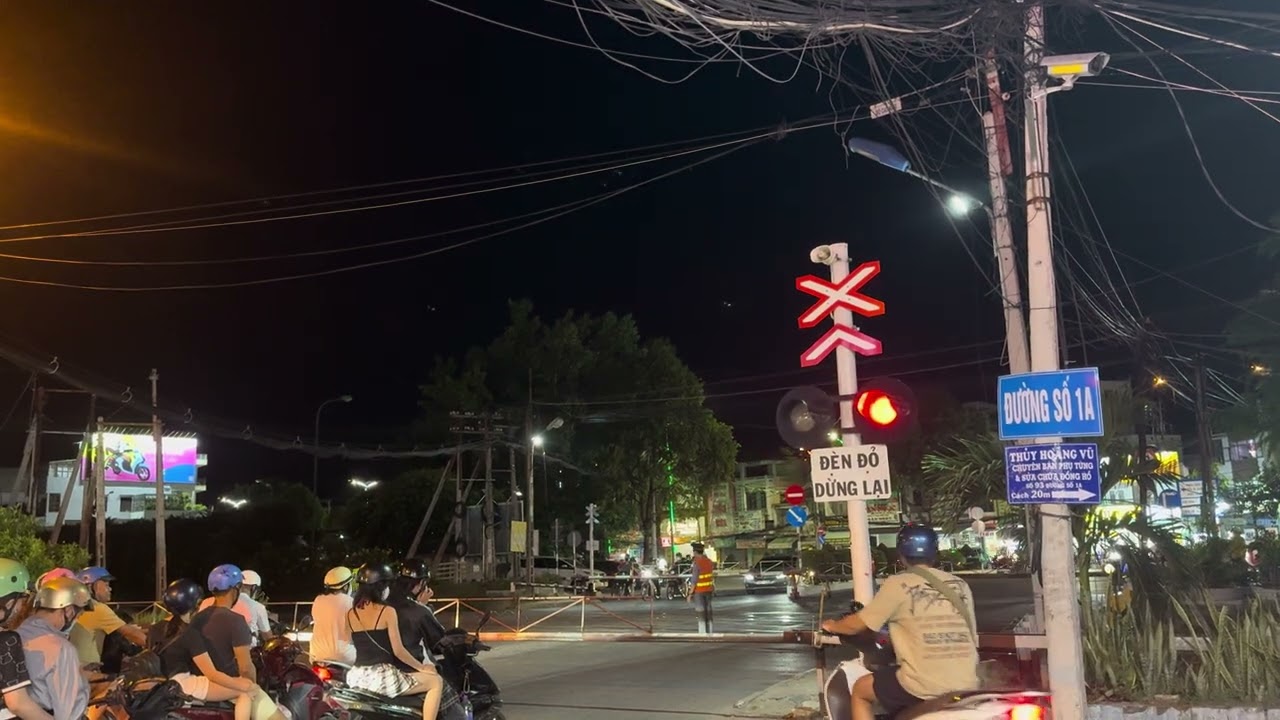 베트남 나트랑 철길건널목, Ma Vong train guard Gác chắn tàu Mã vòng,NHA TRANG STATION, VIETNAM RAILROAD CROSSING