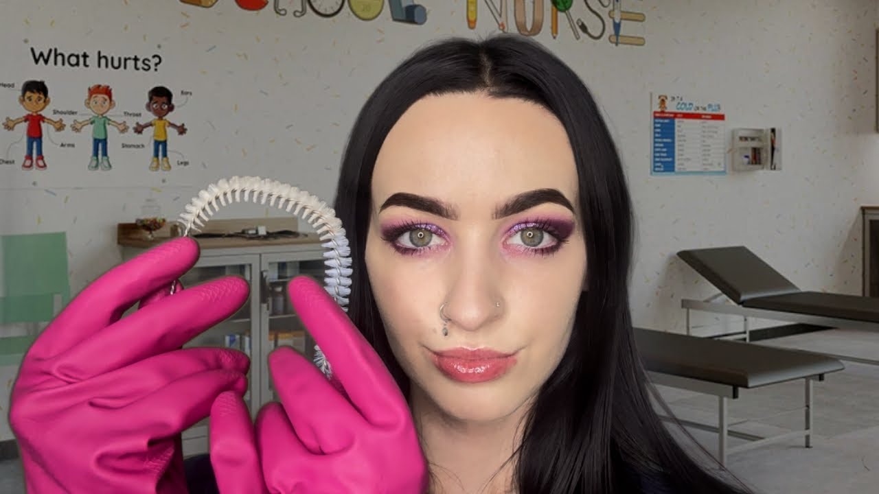 [ASMR] Невозмутимая школьная медсестра проверяется на наличие вшей, но всё... не так