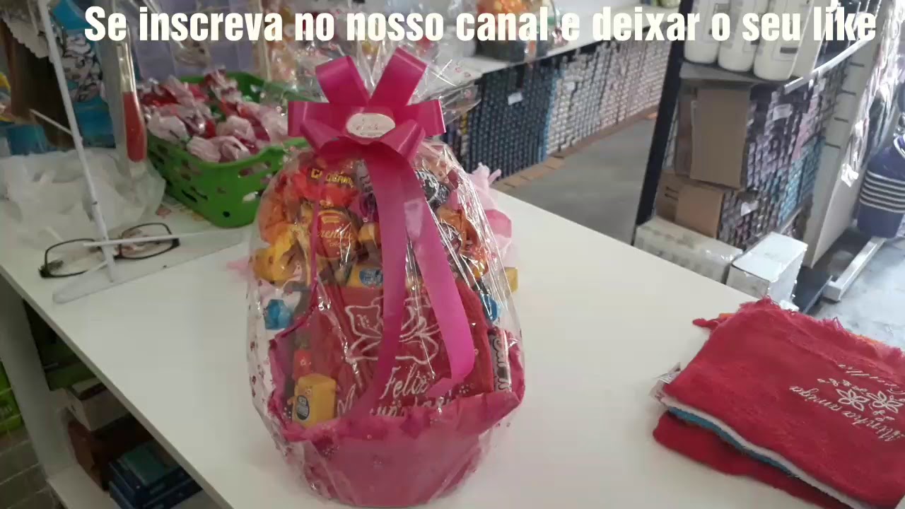 Cesta simples para presentes com chocolate