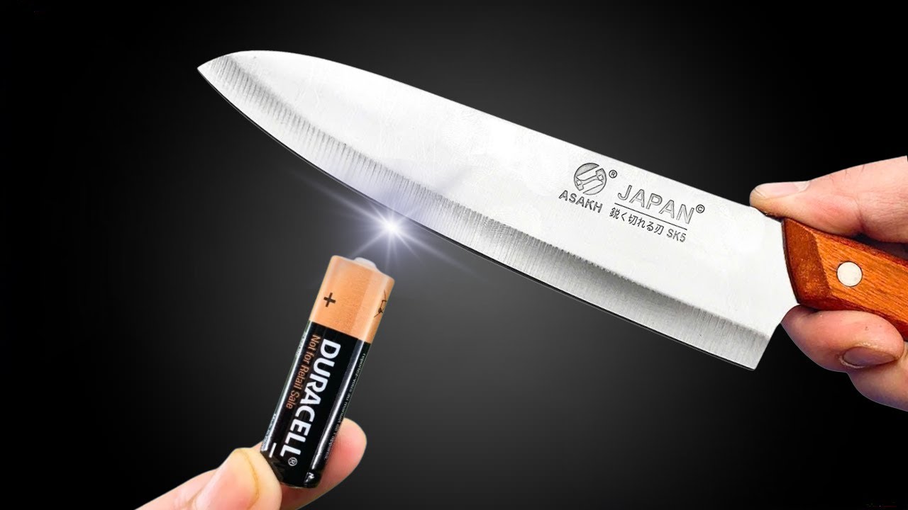 Easy Way To Sharpen A Knife Like A Razor Sharp By OLD Battery! Amazing Tip