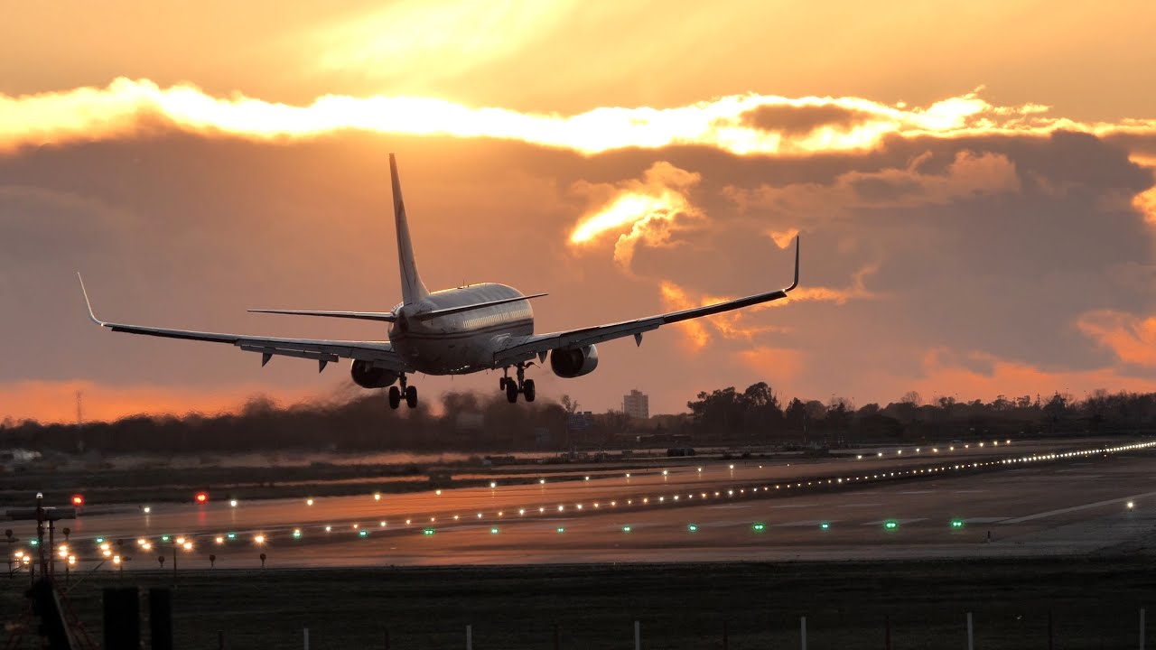 [4k] STUNNING Windy Landings at Barcelona | Winter Windy days plane spotting