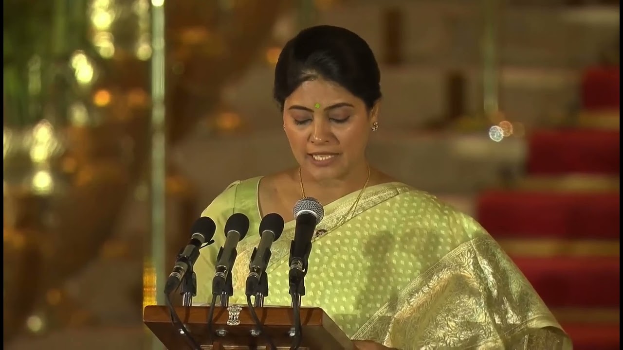 शपथ ग्रहण समारोह में शपथ ग्रहण करती अपना दल(सोनेलाल) की राष्ट्रीय अध्यक्ष श्रीमती Anupriya Patel जी