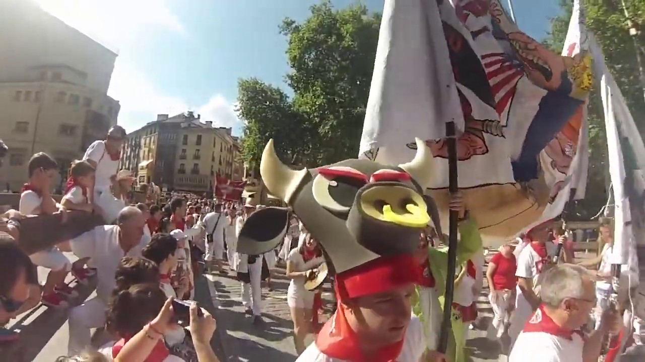 Recordando nuestro paso por Pamplona: Desfile de peñas San Fermín 11-07-2017