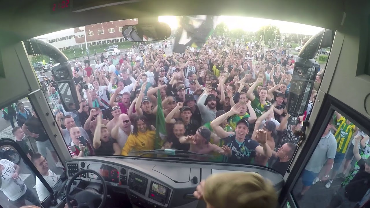 Unieke beelden: het prachtige onthaal, gefilmd vanuit de spelersbus!