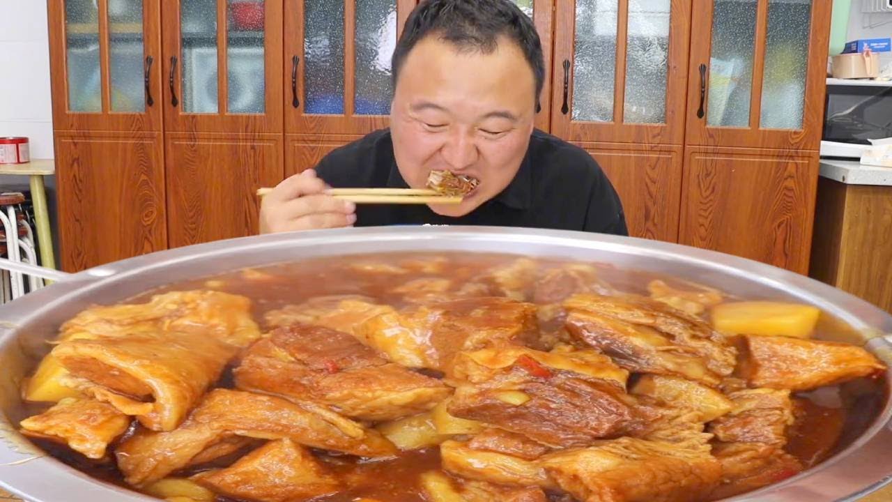 🔥【土豆炖牛腩暴风吸入】阿强牌土豆炖牛腩！牛腩炖到入口即化！土豆吸饱汤汁拌饭绝杀！
