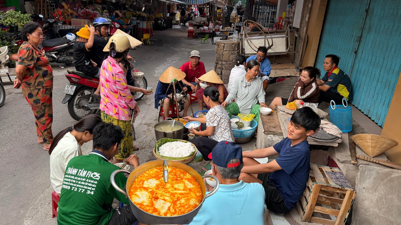 Gánh bún kỳ lạ với bà chủ không bao giờ nở nụ cười, cách bán cũng không giống ai