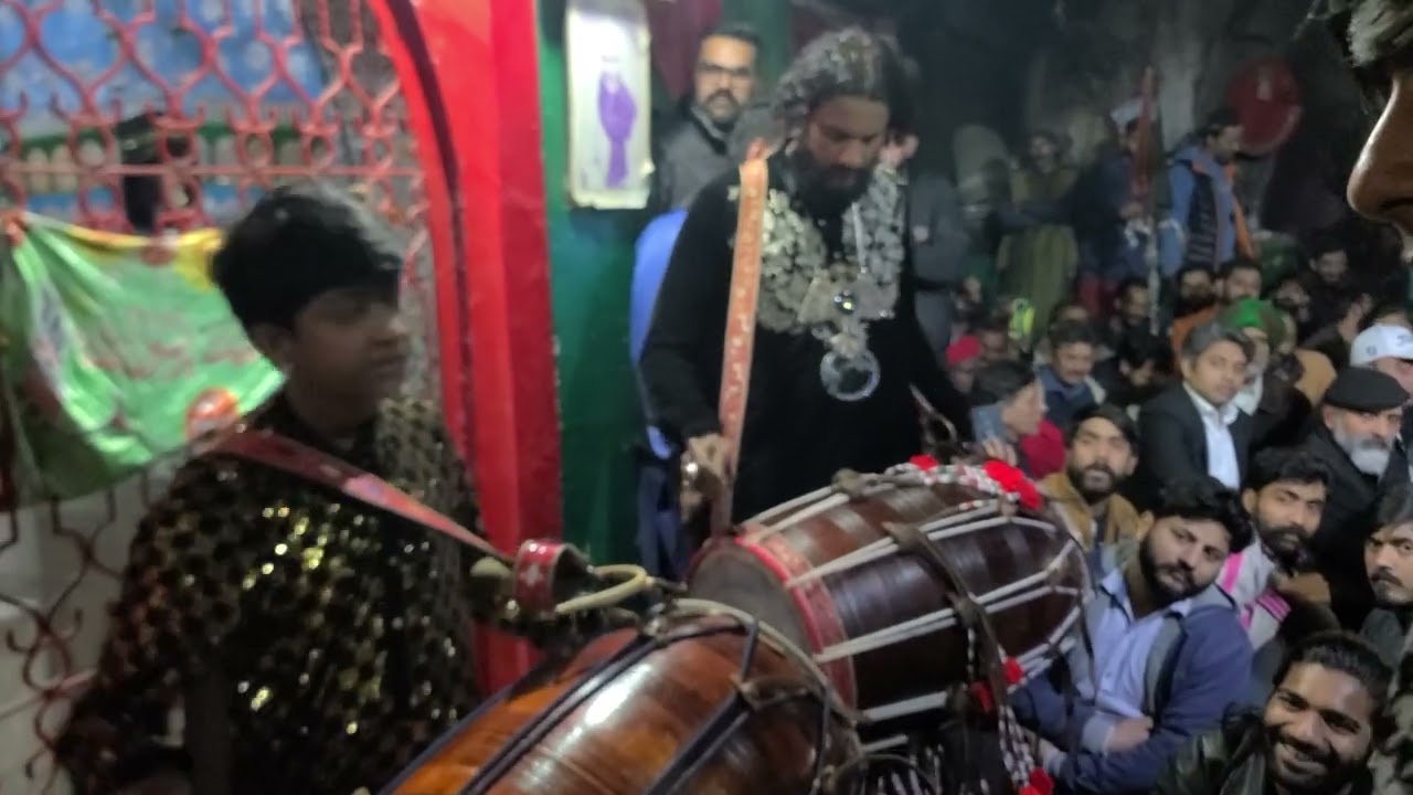 Thursday night Shahjamal darbar Kmal ka dhol ghomaya larky ny (use headphones 🎧)