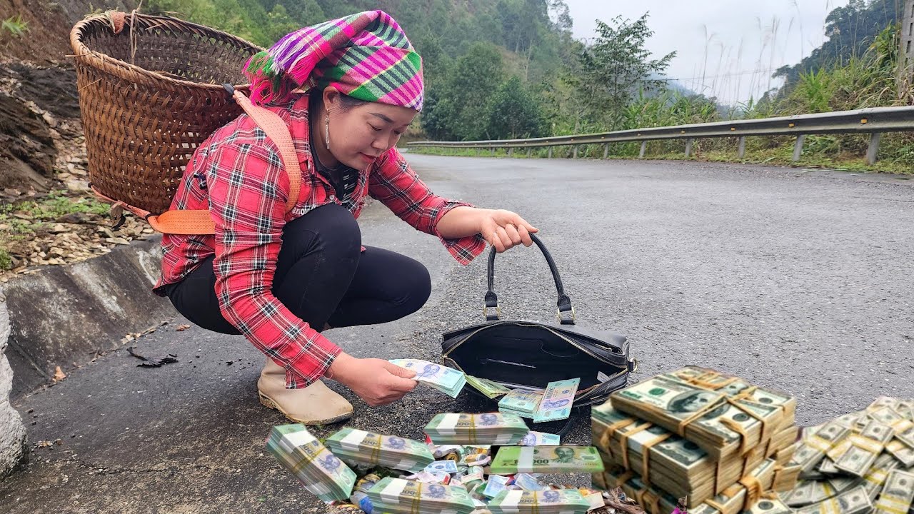 TIMELAPSE : Girl picks up huge amount of money from bag dropped on the street | Ly Thi Phuong