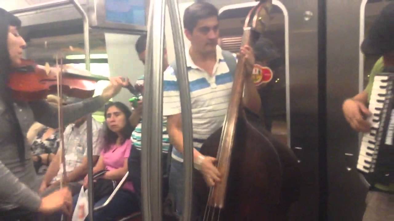 Música gitana en metro de Santiago