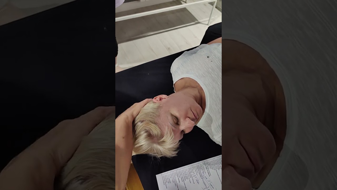 Шея, голова, лицо. Окончание сеанса тайского традиционного массажа на кушетке. 