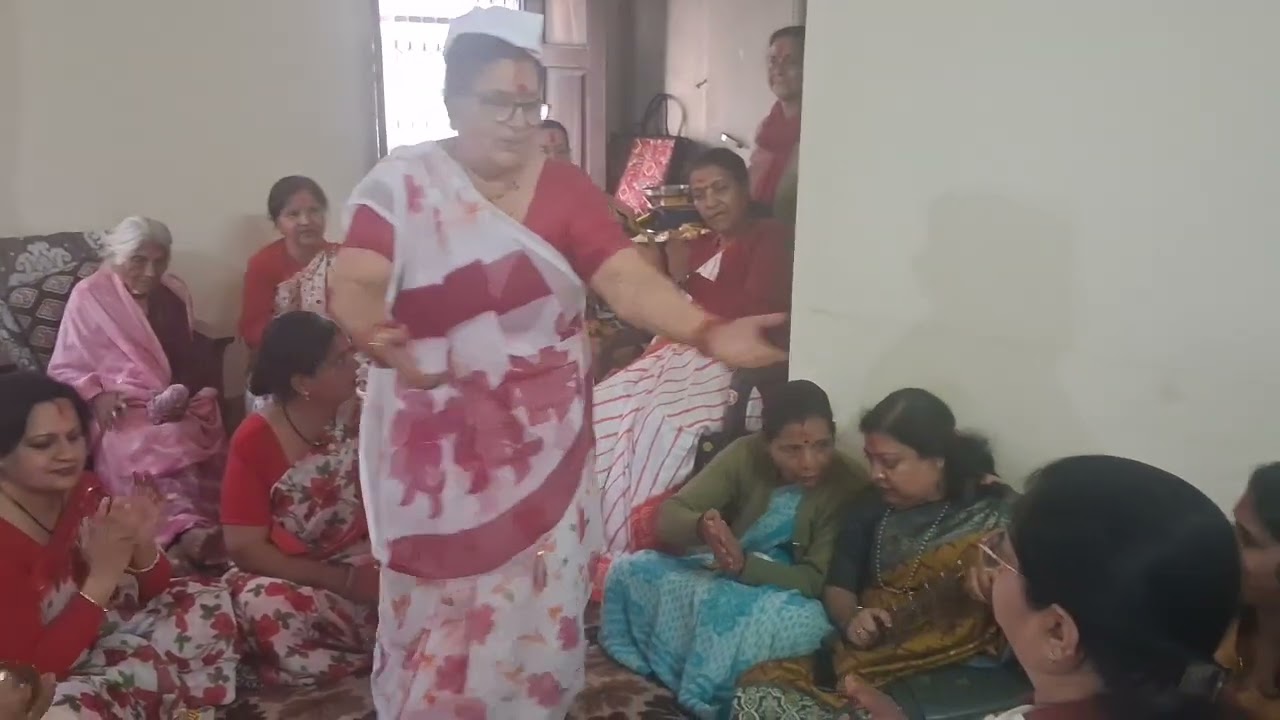 ये देखो होली में राधा चाची का डान्स मजा आ जायेगा