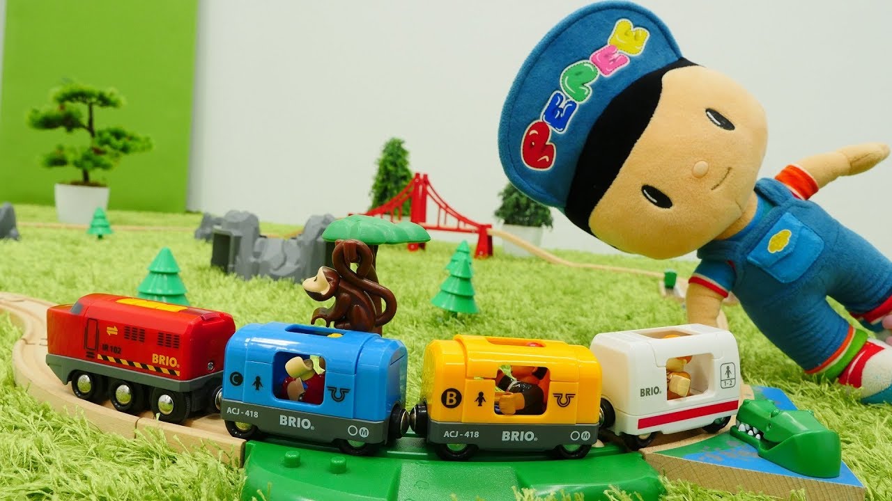 Spielzeug aus Holz - Brio Toys - Pepee spielt mit Z&uuml;gen