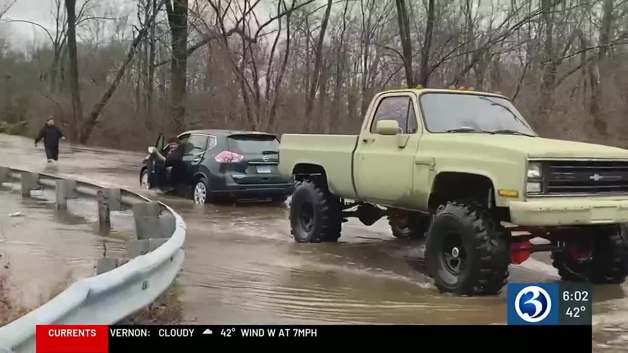 Community steps in to help people stranded in vehicles