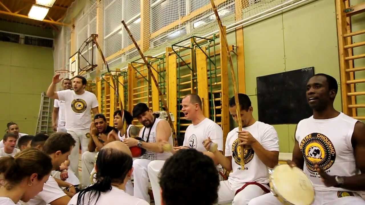 Mestre Toni Vargas singing 