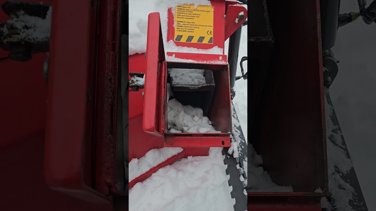 Traktorin lumilinko Varila Steel -j&auml;&auml;tynyt jumiin, levykytkin lujilla. 29.3.2023