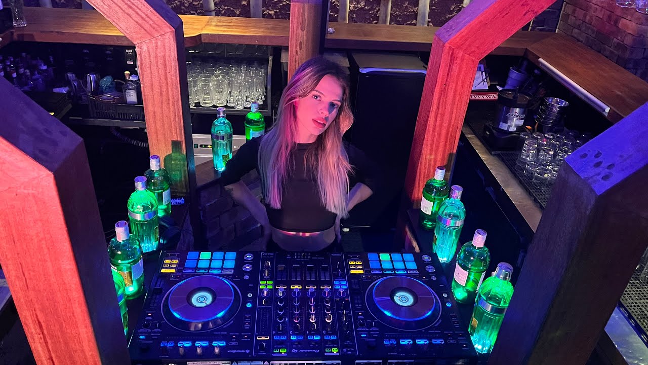 Clara Datz At Mei du Mato Pub / Melodic Techno (DJ SET)