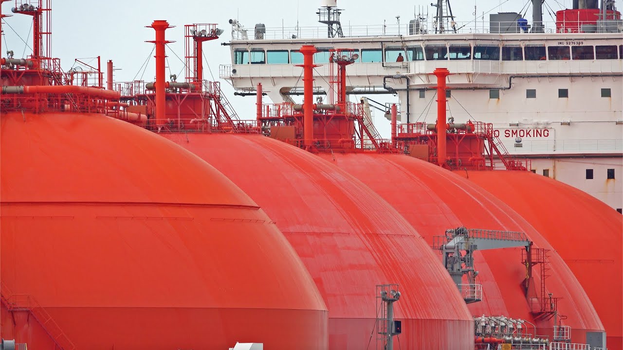 MOST IMPRESSIVE LNG TANKER ARRIVES AND MOORS AT ROTTERDAM PORT - 4K SHIPSPOTTING NETHERLANDS 2023