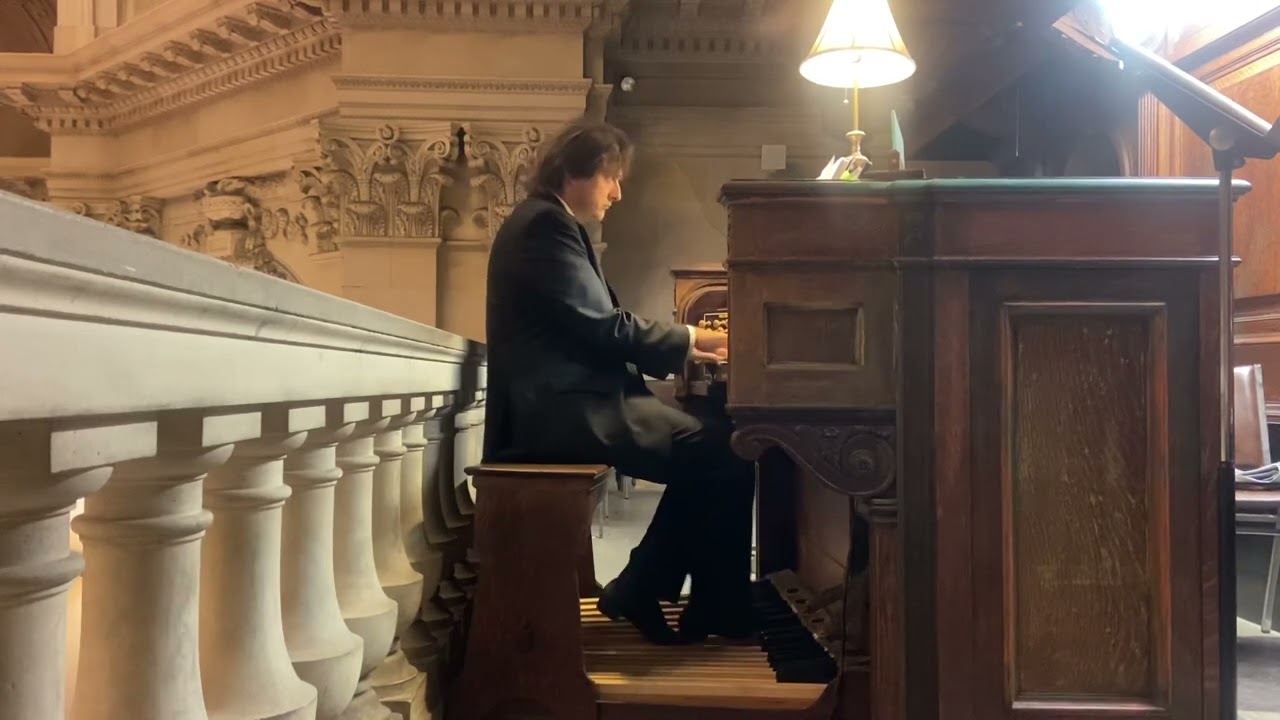 Kalle Toivio plays Ukrainian National Anthem at the Church of Notre Dame, New York City on 2/27/2022