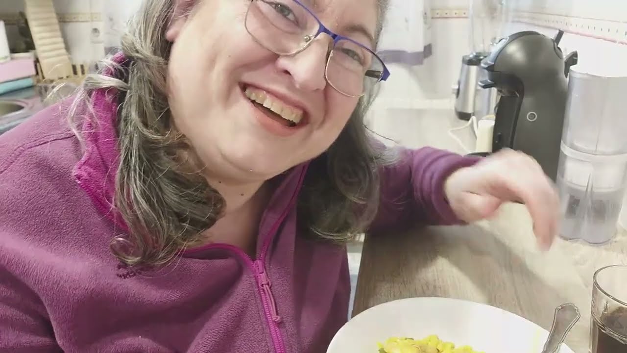 FIDEOS A LA CAZUELA CON PESCADO Y MARISCO, EXPERIMENTANDO RECETAS NUEVAS EN LA OLLA DE MICROONDAS.