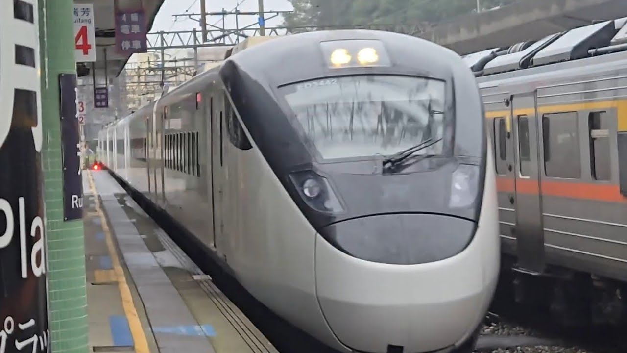 472次員林開往台東的EMU3000型十二輛編組EMU3044皮蛋豆腐騰雲號藍色帶新城際自強號列車，和4811次菁桐發車經由深澳線開往八斗子1025+1030+1028+1023四節DRC原色柴油客車