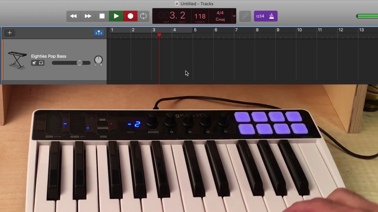 Управление GarageBand с помощью iRig Keys I/O
