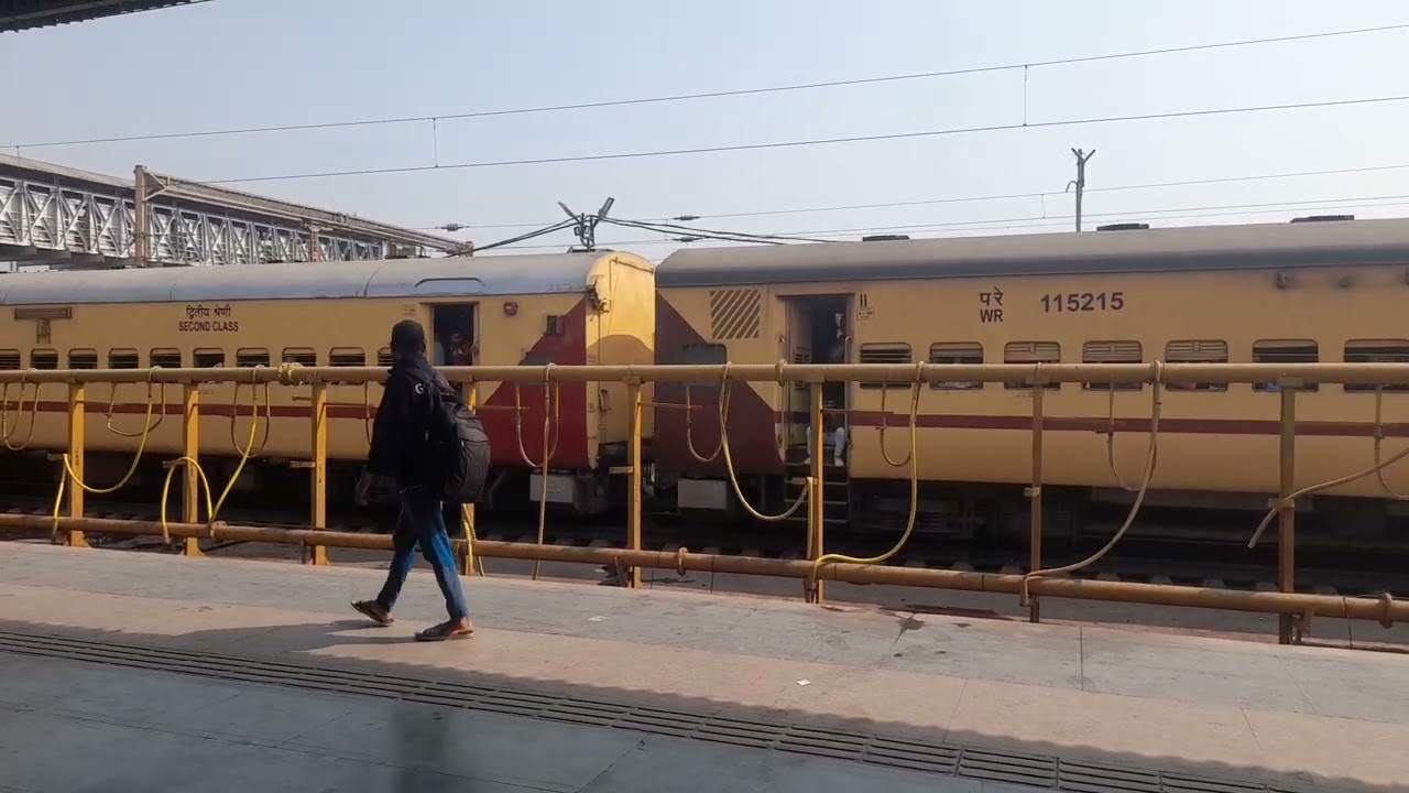 Departure of Gujarat SF Express from Surat #indianrailways #subscribe #indianrailways #safarnama 