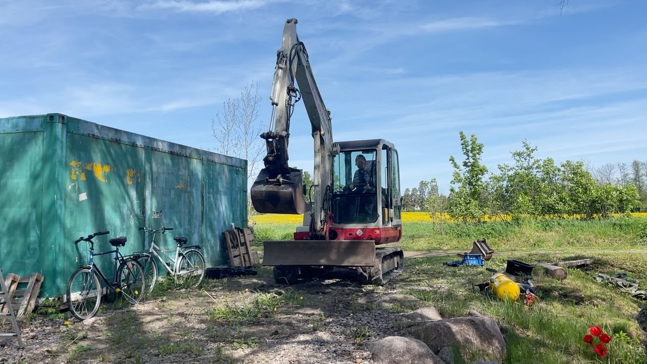 Köp Bandgrävare Takeuchi TB145 med flera redskap på Klaravik