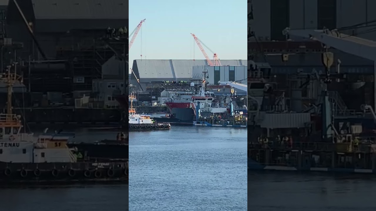 U-Boot geht auf die Reise: TKMS U-Boot Neubau RSS ILLUSTRIOUS in Rolldock Schwerlastschiff verladen