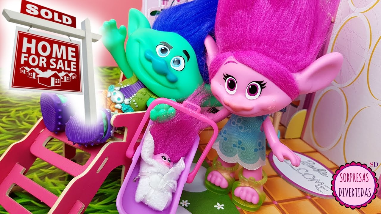 La familia TROLL compra la casa de BARBIE
