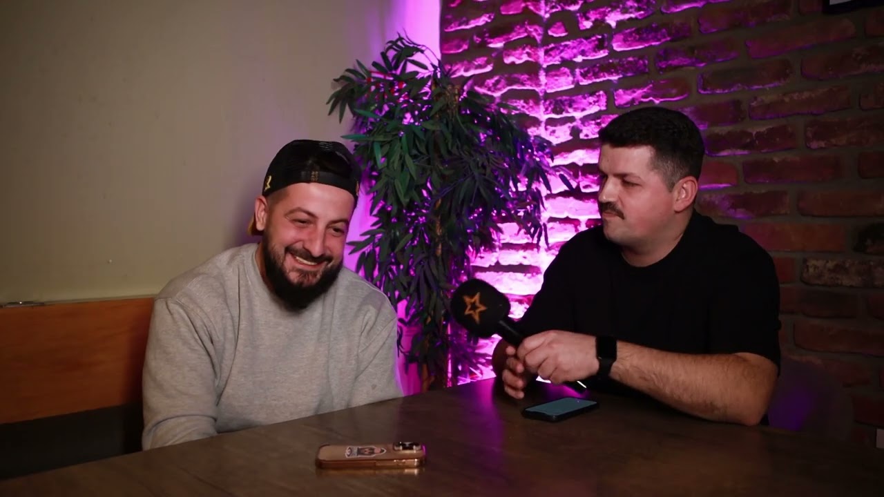 NIDZO GO STAVI BOMBAKIS NA ZESKO STOLCE I MU POSTAVI PRASANJA KOI RETKO KOJ SE OSMELUVA